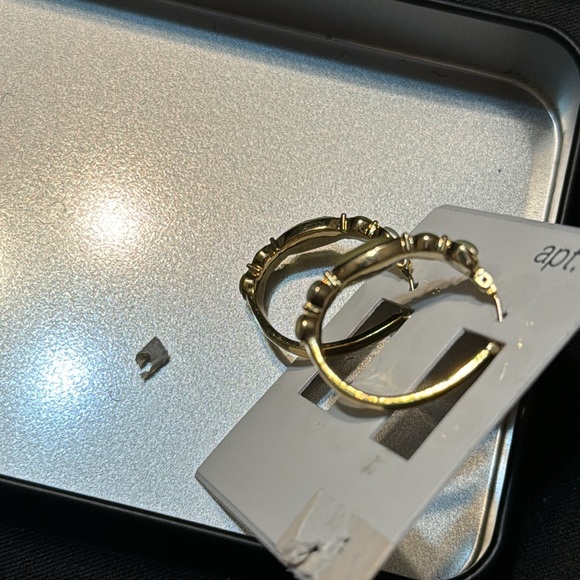 New vintage pair of gold with green stones earrings - Picture 4 of 6